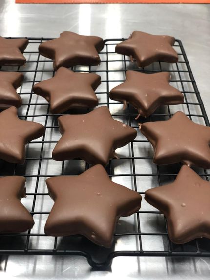 Biscoitos em formato de estrela cobertos com chocolate