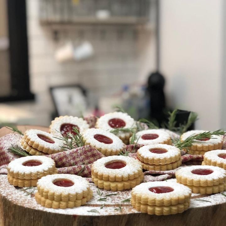 Biscoitos Linzer com geleia dispostos sobre uma mesa