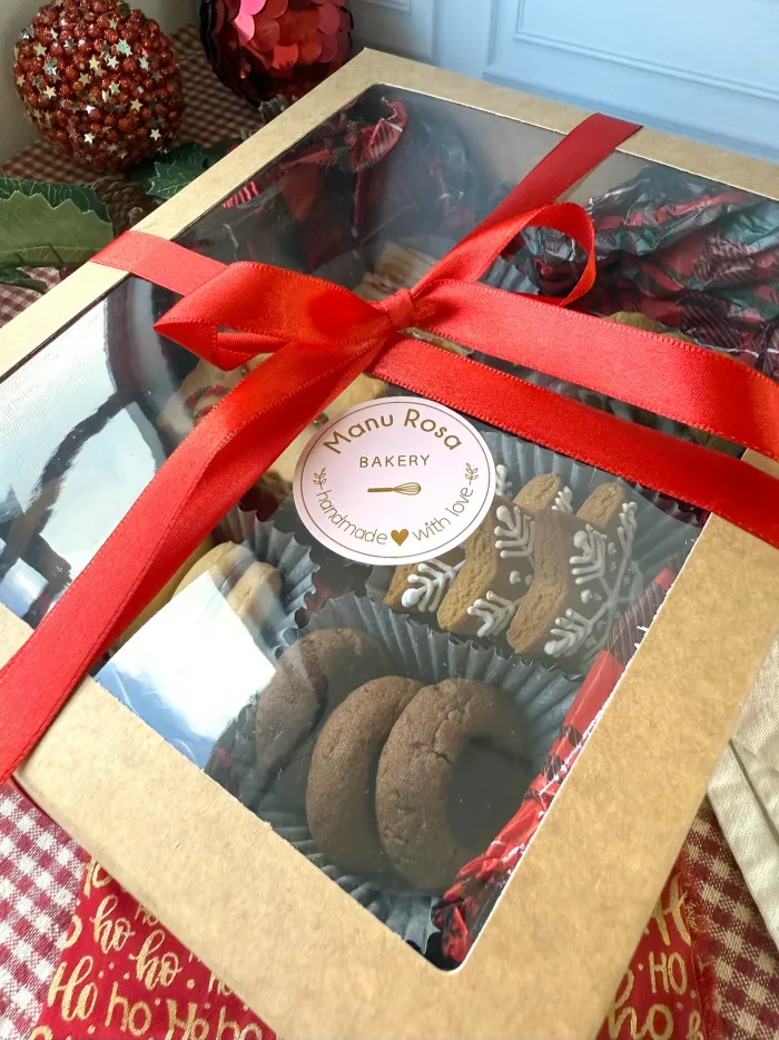 Caixa com biscoitos natalinos decorados e etiqueta da Manu Rosa