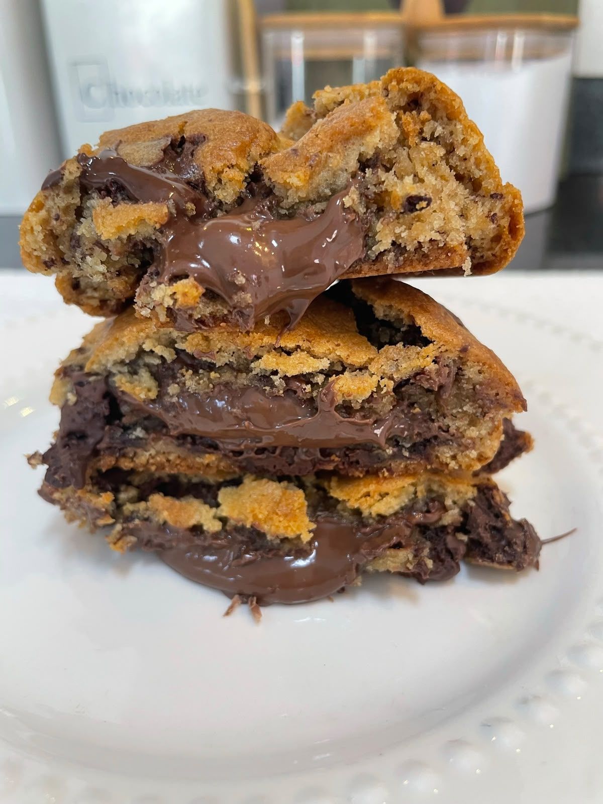 Cookie New York recheado aberto mostrando o recheio