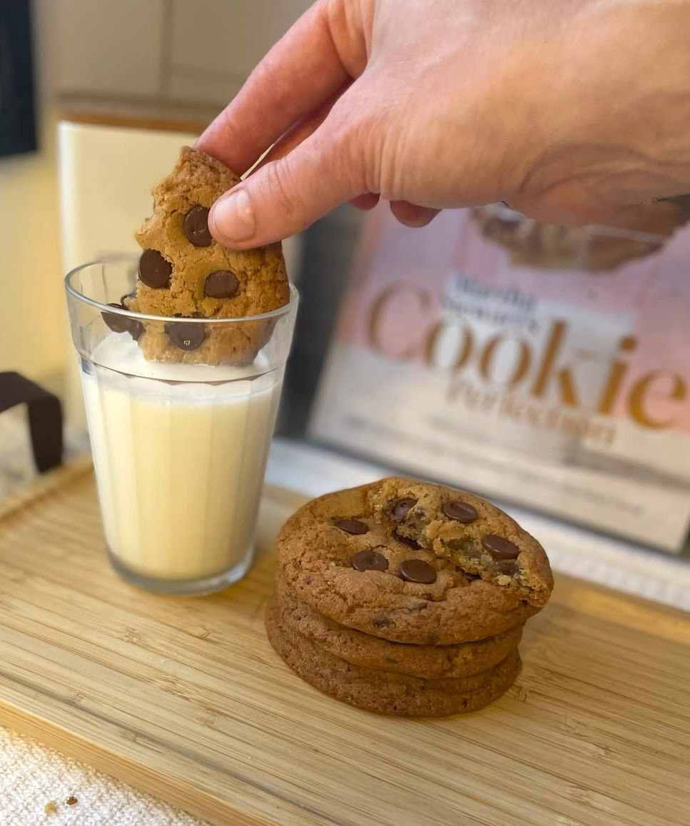 Cookie tradicional servido ao lado de um copo de leite