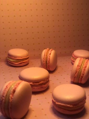 Macarons preparados durante uma experiência de confeitaria.