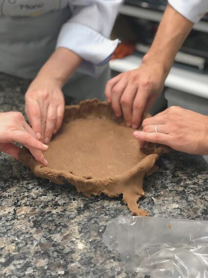 Mãos modelando massa em atividade prática