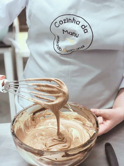 Preparo de massa em tigela durante aula de confeitaria