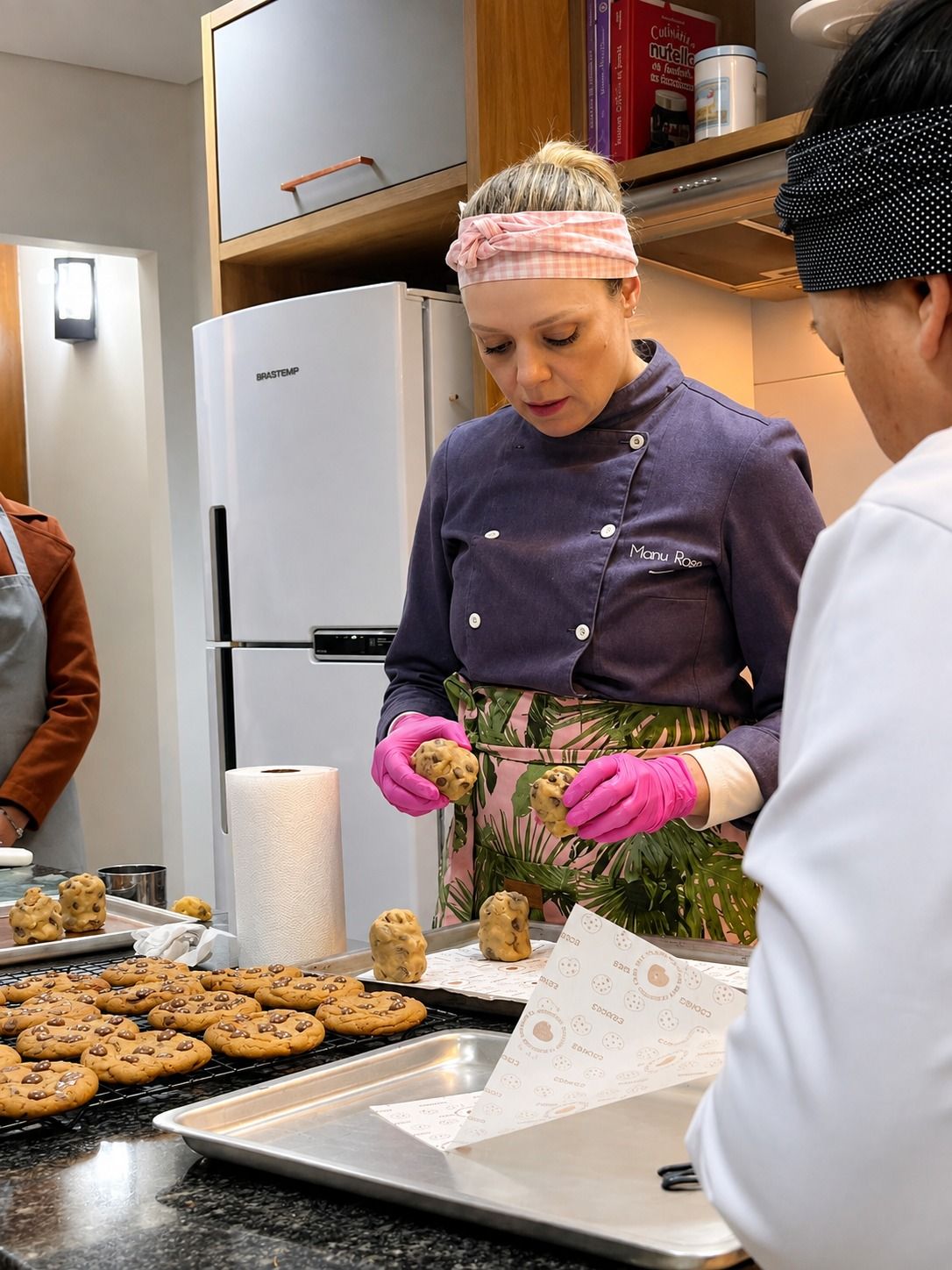 Manu Rosa demonstrando modelagem de cookies em aula
