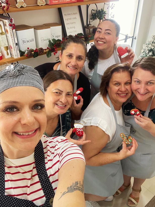 Turma reunida em selfie durante oficina de confeitaria