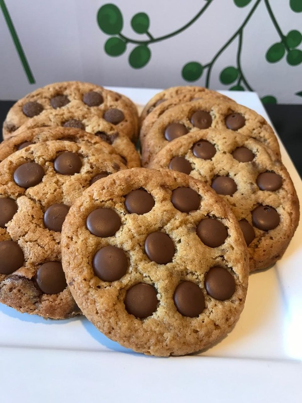 Cookies da Manu Rosa Bakery organizados em grupo
