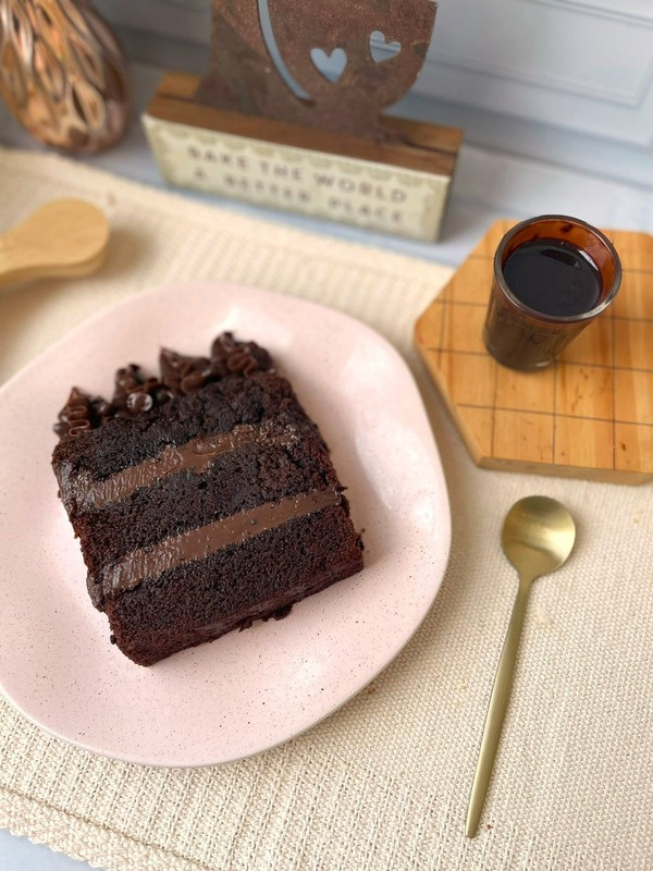 Fatia de bolo de chocolate da Manu Rosa Bakery
