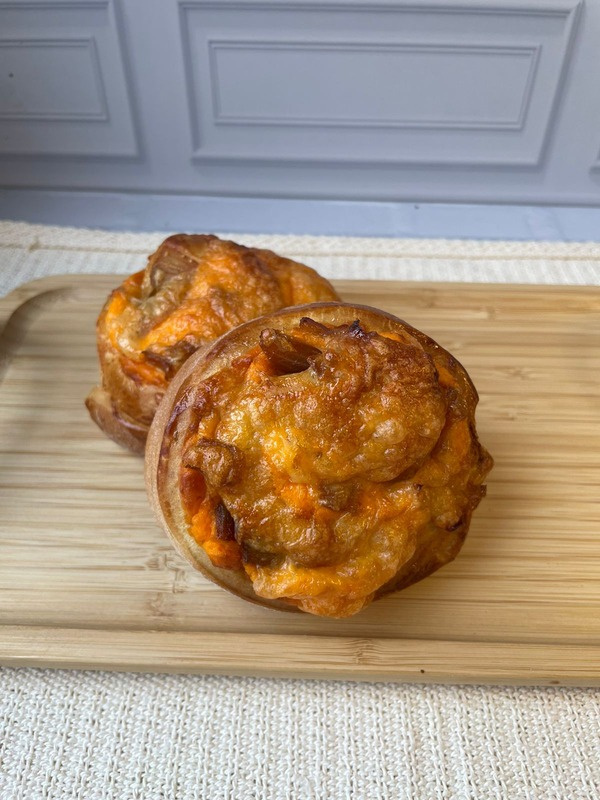 Roll de cheddar com cebola caramelizada da Manu Rosa Bakery