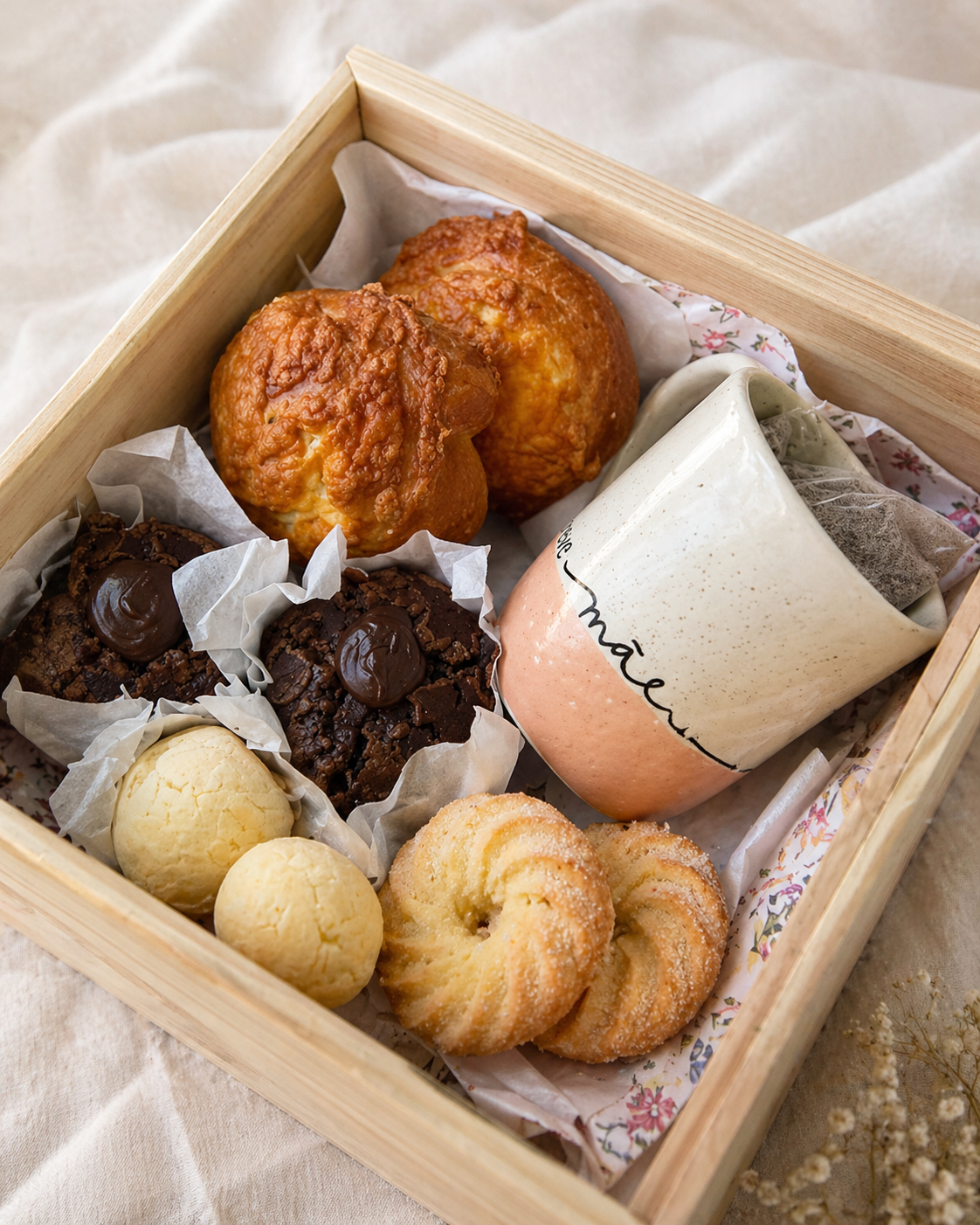 Cesta Amor de M&atilde;e com caneca e doces da Manu Rosa Bakery