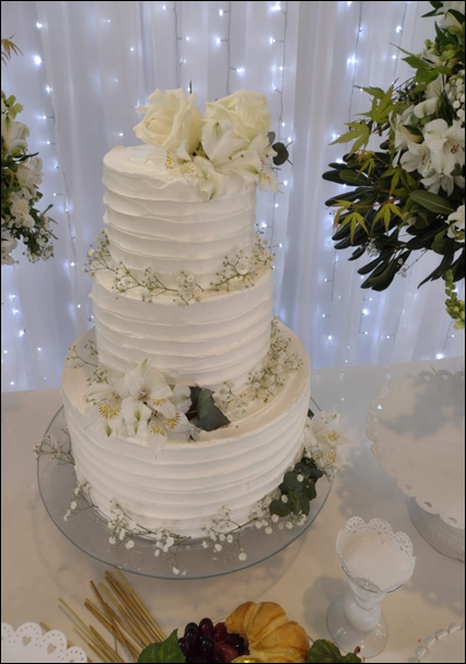 Bolo de casamento branco de tr&ecirc;s andares
