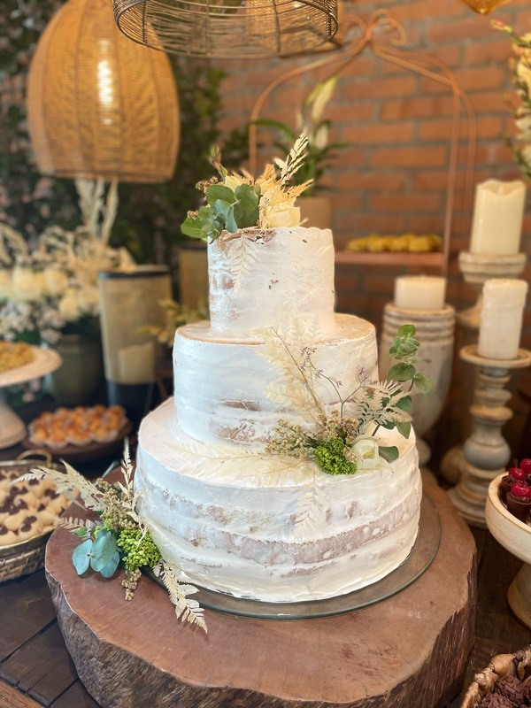 Bolo de casamento semi naked com estilo r&uacute;stico
