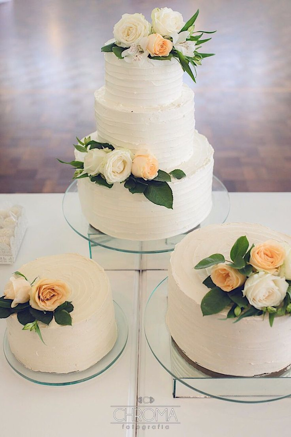 Bolo de casamento com flores brancas