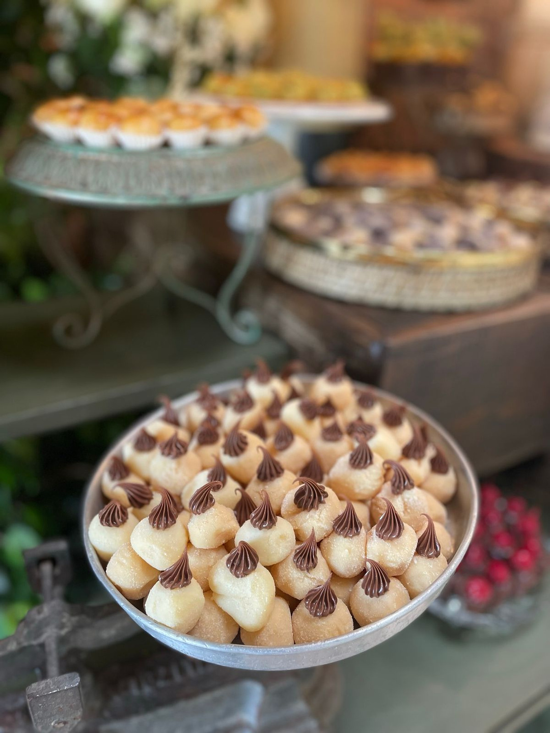 Doces finos branquinhos com chocolate