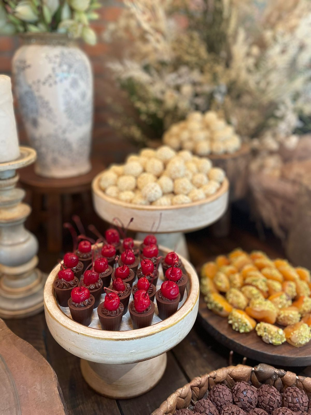 Mesa com doces finos variados para casamento