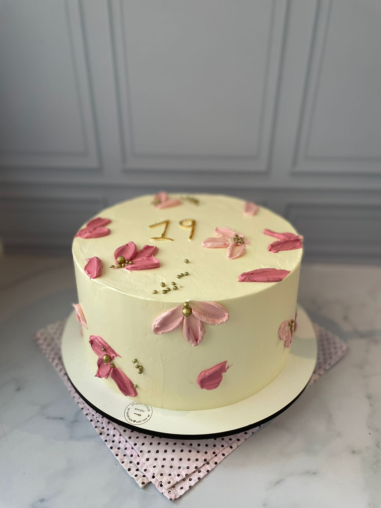 Bolo buttercream com borboletas em tons de rosa