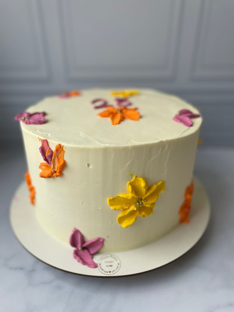 Bolo buttercream com borboletas coloridas
