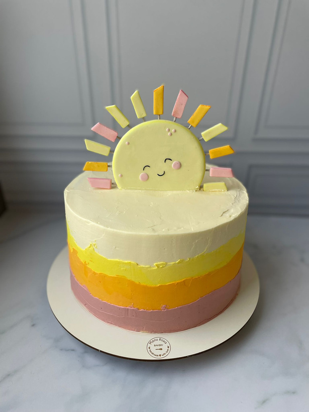 Bolo buttercream com decora&ccedil;&atilde;o de sol