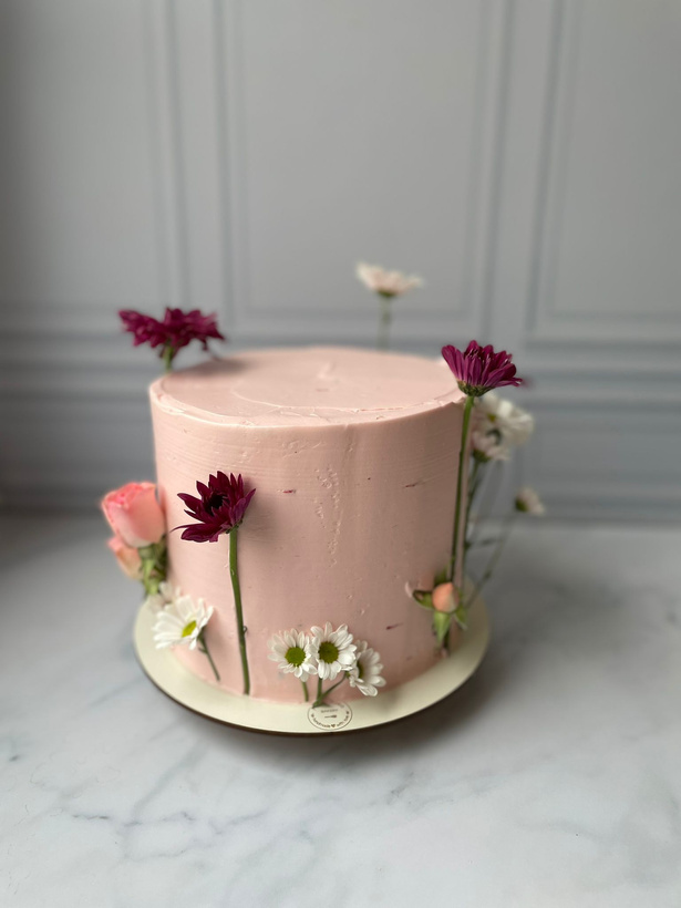 Bolo buttercream decorado com flores