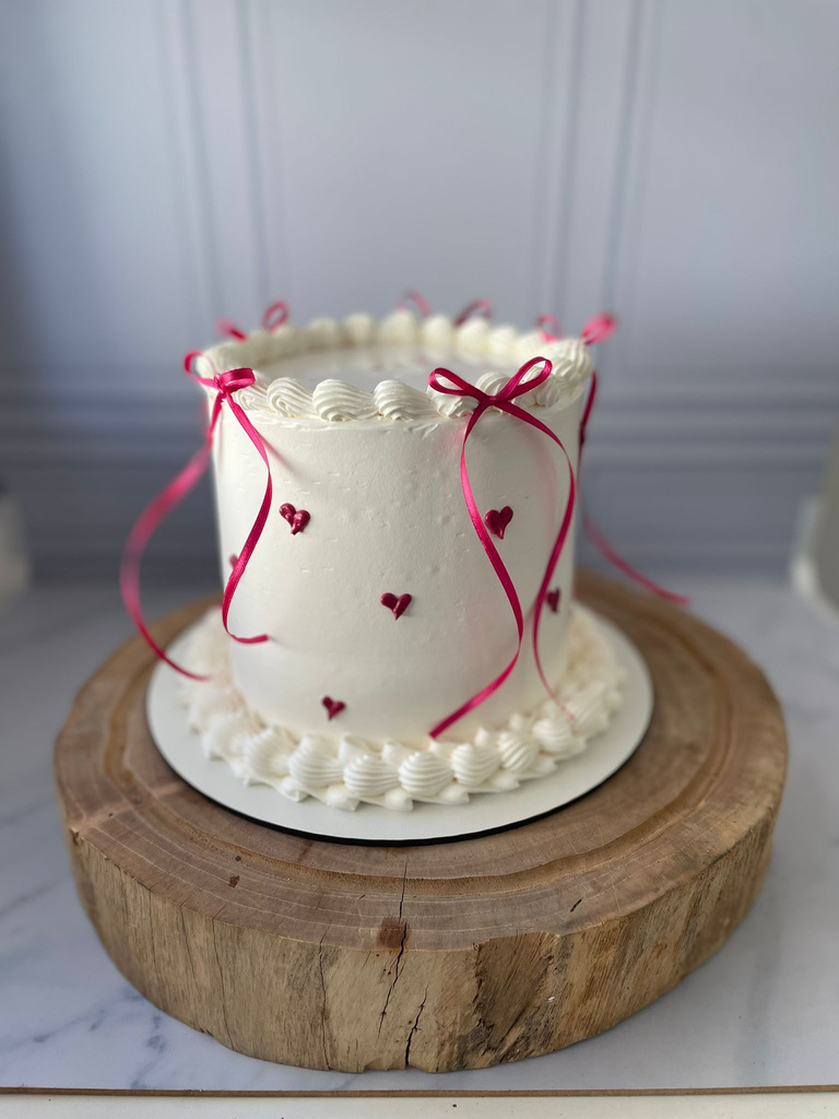 Bolo vintage de chantilly branco com la&ccedil;os