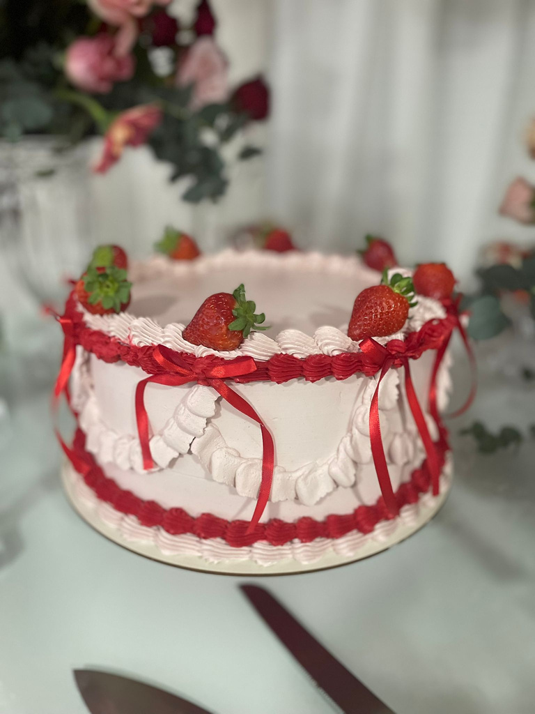 Bolo vintage de chantilly decorado com morangos