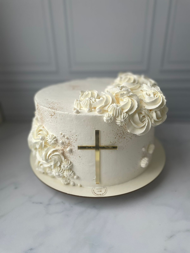 Bolo de chantilly com decora&ccedil;&atilde;o de bal&otilde;es