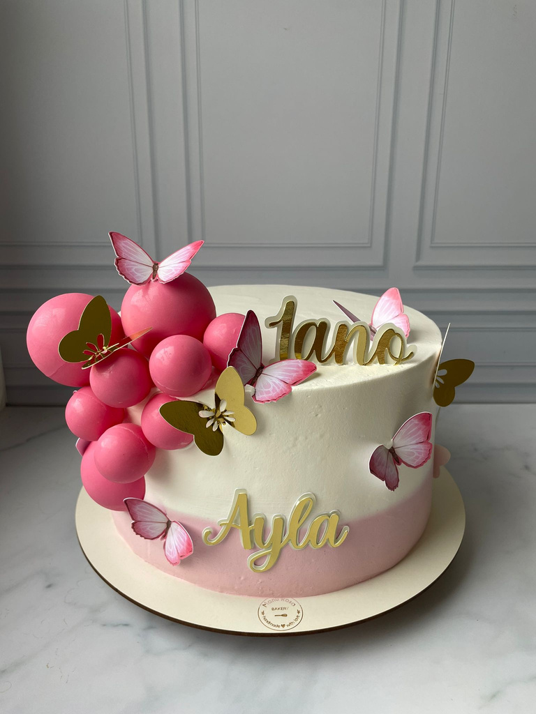 Bolo de chantilly com decora&ccedil;&atilde;o de cruz